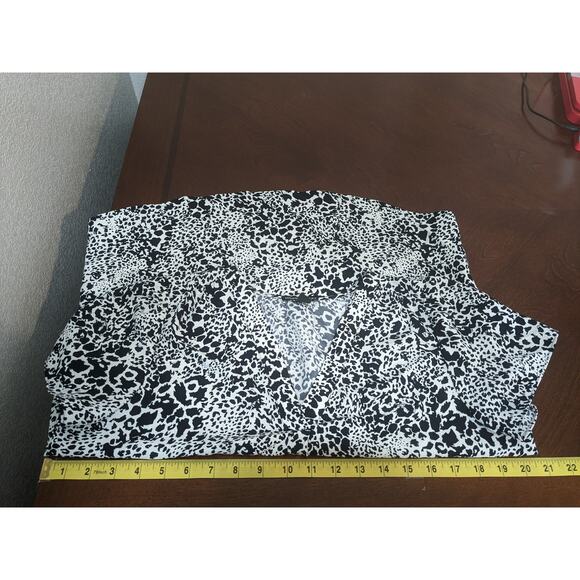 Hilary Radley Printed Blouse Small Black VNeck Short Sleeve Office Lightweight - Picture 6 of 10